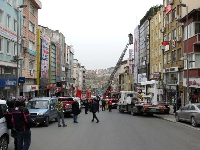 Simit tezgahına el koyulan simitçi, 5. kata çıkarak intihara teşebbüs etti