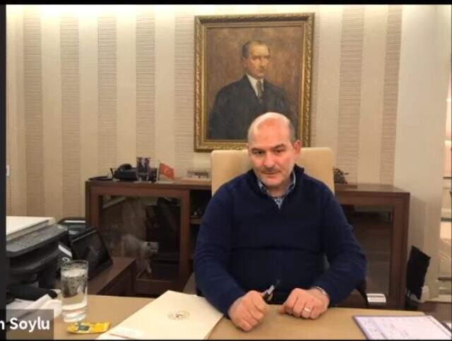 Süleyman Soylu'nun canlı yayınına kedi girdi