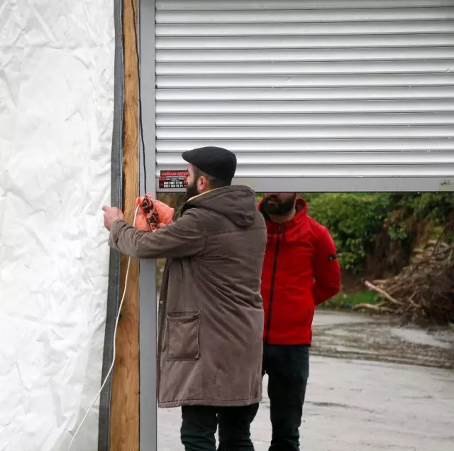 Kendi karantinasını kendileri oluşturan köylüler, girişi kepenkle kapattı