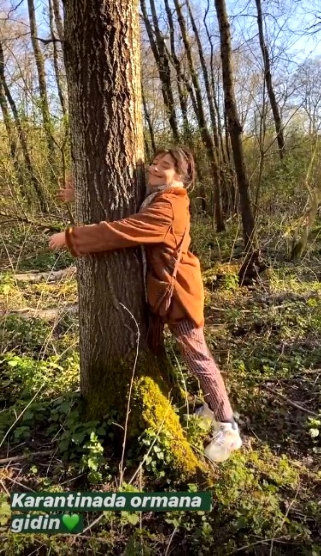 Karantinada olan Zeynep Alkan, sevgilisiyle ormana giderek sarmaş dolaş poz verdi
