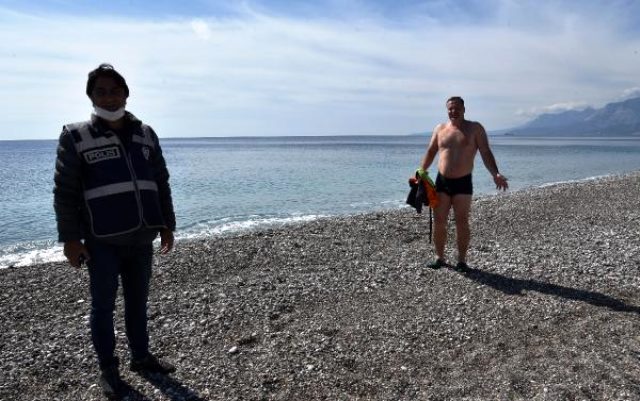 Polis, Rus turisti denizden çıkarıp oteline gönderdi