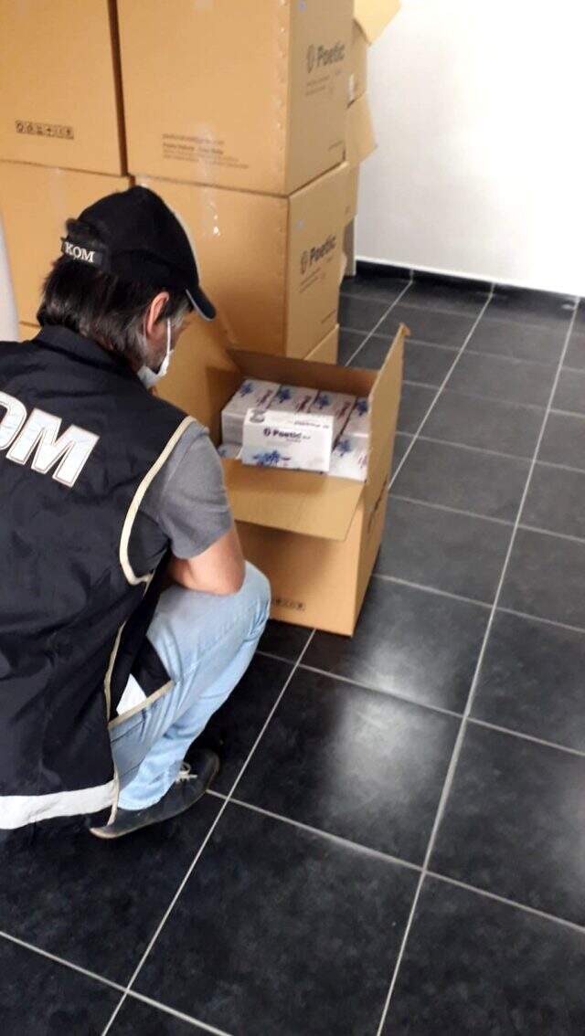 Bakanlık ile anlaşma yapmayan fabrikada üretilen maskelere el konuldu Bakanlık ile anlaşma yapmayan fabrikada üretilen maskelere el konuldu