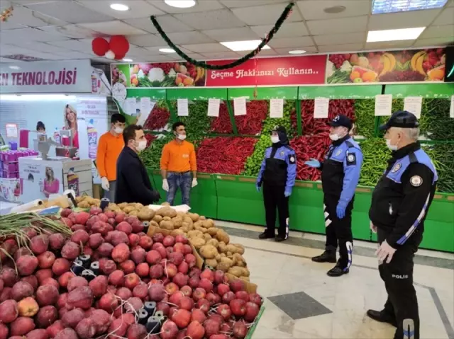 Sokaktaki vatandaşa koronavirüs tedbirlerini anlatan polis, evden çıkamayan yaşlılara ise oyun hediye etti