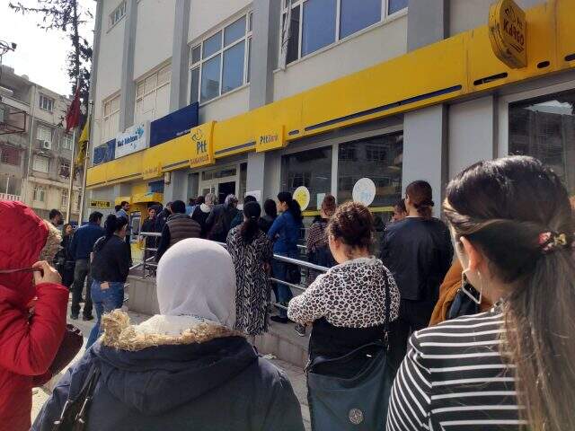 Hatay'da PTT önündeki sırada mesafe korunmadığı için tartışma yaşandı Hatay'da PTT önündeki sırada mesafe korunmadığı için tartışma yaşandı