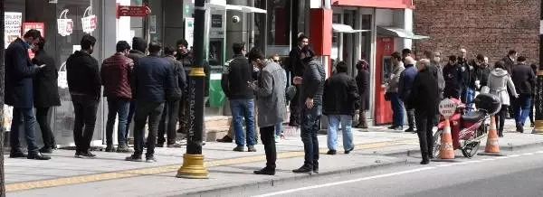  '<a class='keyword-sd' href='/evde-kal/' title='Evde Kal'>Evde Kal</a>' uyarılarının dikkate alınmadığı Sivas'ta cadde ve sokaklar dolup taştı