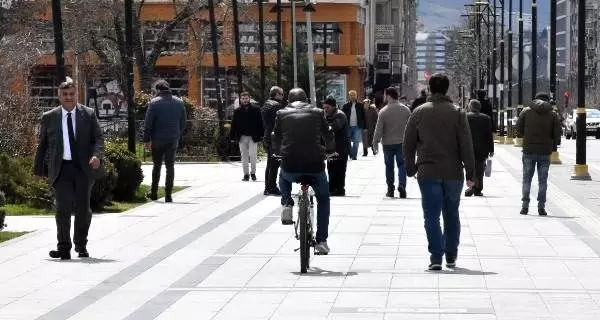 'Evde Kal' uyarılarının dikkate alınmadığı Sivas'ta cadde ve sokaklar dolup taştı