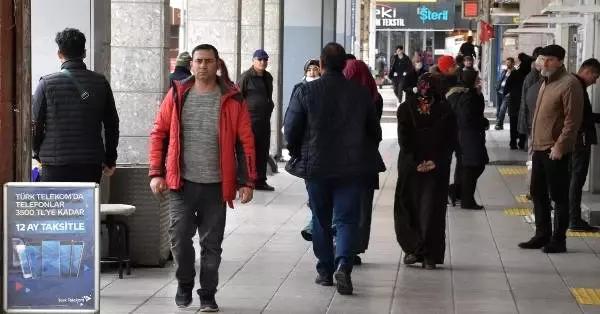 'Evde Kal' uyarılarının dikkate alınmadığı Sivas'ta cadde ve sokaklar dolup taştı