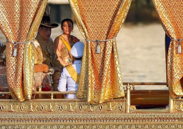 Tayland Kralı, 20 cariyesiyle birlikte kendisini karantinaya aldı