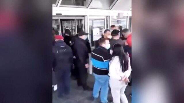 Vietnam'dan tahliye edilen Ukrayna vatandaşları, karantinaya girmemek için havaalanından kaçtı