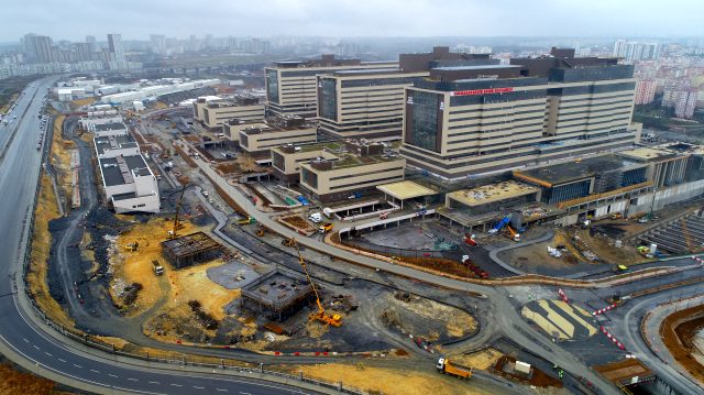 Cumhurbaşkanı müjdesini verdiği Başakşehir Şehir Hastanesi'nin yollarının yapımına başlandı
