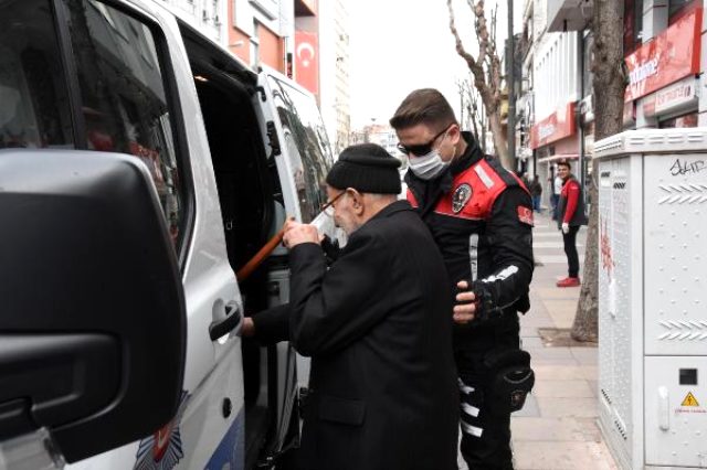 Dışarıda yakalanan 93 yaşındaki vatandaş, kendisine kimlik soran polisi evine davet etti
