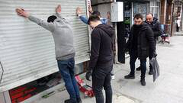Koronavirüs tedbirlerine uymadığı için baskın yapılan berberde, çok sayıda bonzai ele geçirildi