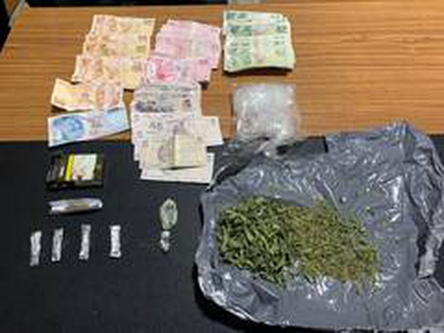 Koronavirüs tedbirlerine uymadığı için baskın yapılan berberde, çok sayıda bonzai ele geçirildi
