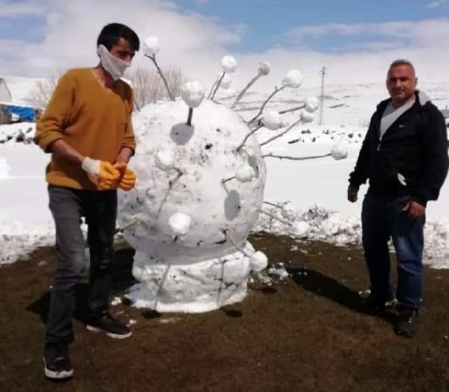 Ardahan'da yağan karı fırsat bilen iki kafadar, kardan koronavirüs yaptı