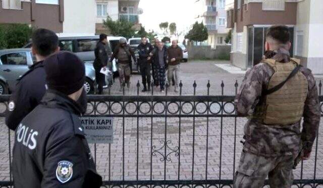 Birlikte yaşadığı kadını rehin alan emekli astsubay 'Koronavirüslüyüm' diyerek polise tükürdü