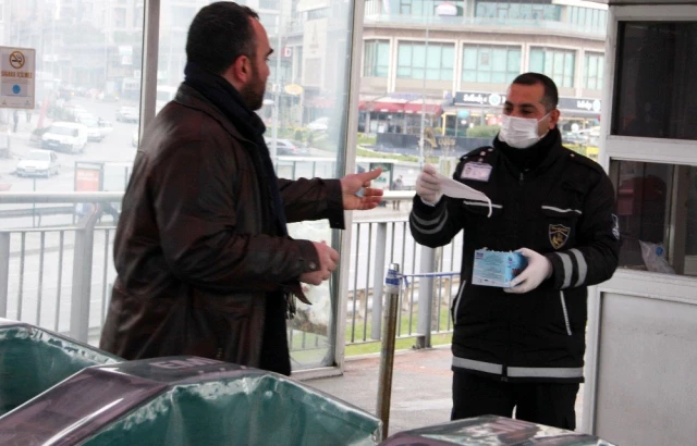  <a class='keyword-sd' href='/istanbul-buyuksehir-belediyesi/' title='İstanbul Büyükşehir Belediyesi'>İstanbul Büyükşehir Belediyesi</a>, toplu taşıma kullananlara ücretsiz maske dağıttı