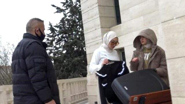 Cami avlusunda kıyafet çekimi yapan kız kardeşlere polis ekipleri müdahale etti Cami avlusunda kıyafet çekimi yapan kız kardeşlere polis ekipleri müdahale etti