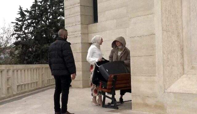 Cami avlusunda kıyafet çekimi yapan kız kardeşlere polis ekipleri müdahale etti Cami avlusunda kıyafet çekimi yapan kız kardeşlere polis ekipleri müdahale etti