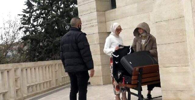 Cami avlusunda kıyafet çekimi yapan kız kardeşlere polis ekipleri müdahale etti Cami avlusunda kıyafet çekimi yapan kız kardeşlere polis ekipleri müdahale etti
