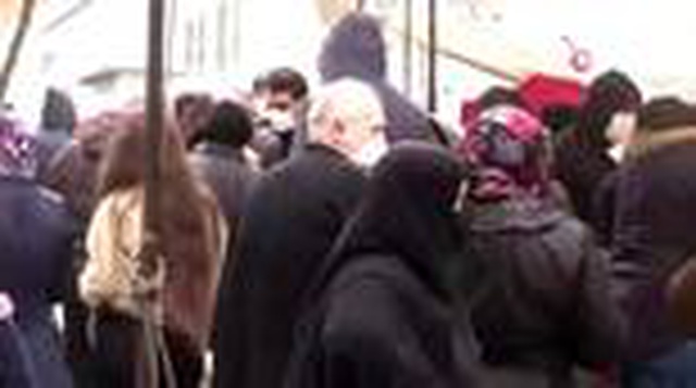 Koronavirüs tedbirleri hiçe sayıldı! Pazarda sosyal mesafesiz, maskesiz alışveriş