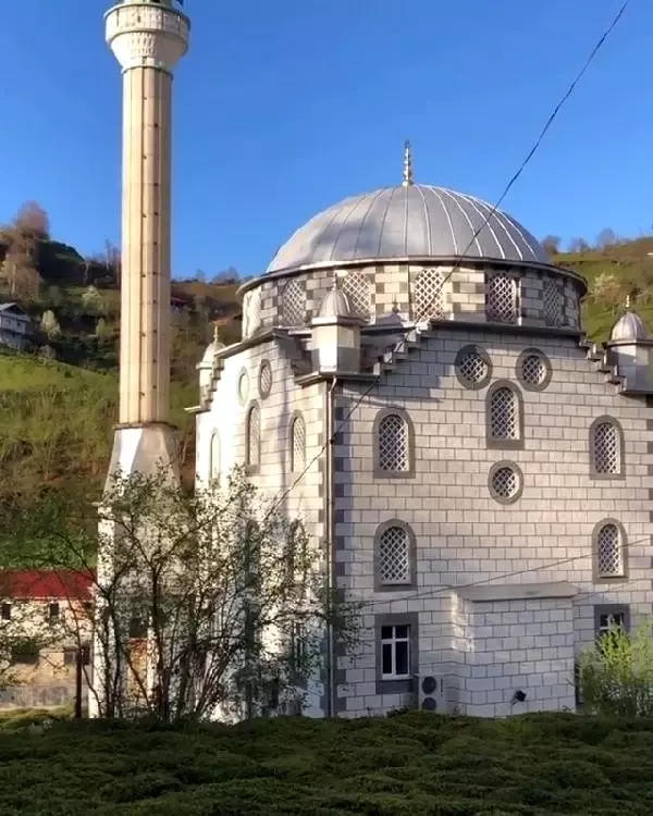 Rizeli gencin camiden yaptığı şiveli 'evde kalun' anonsu gülümsetti