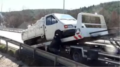 Freni arızalanan pikap, kontrol noktasında sürücülerin ateşini ölçen sağlık görevlisine çarptı