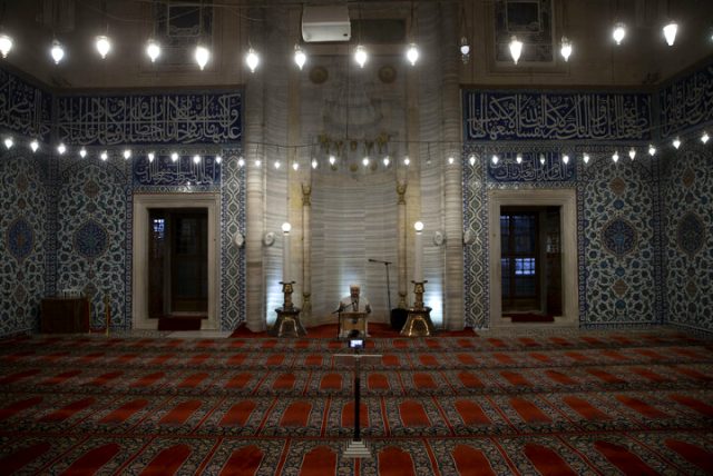Selimiye Camisi'nde düzenlenen Beraat Kandili programı sosyal medyadan canlı yayınlandı