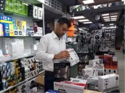 <a class='keyword-sd' href='/koronavirus/' title='Koronavirüs'>Koronavirüs</a> nedeniyle berberler kapanınca tıraş makinesi satışları patladı