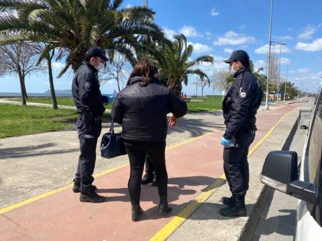 Koronavirüse rağmen İstanbul'da fuhuş pazarlığına devam eden kadına ceza kesildi Koronavirüse rağmen İstanbul'da fuhuş pazarlığına devam eden kadına ceza kesildi