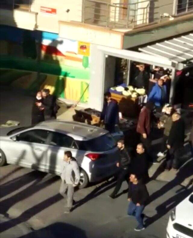 Koronavirüsü hiçe sayan taraflar, yumruk yumruğa birbirlerine girdi Koronavirüsü hiçe sayan taraflar, yumruk yumruğa birbirlerine girdi