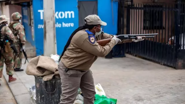 Afrika'da koronavirüs salgını önlemlerini uygulamak için yetkililer 'şiddete başvuruyor':...