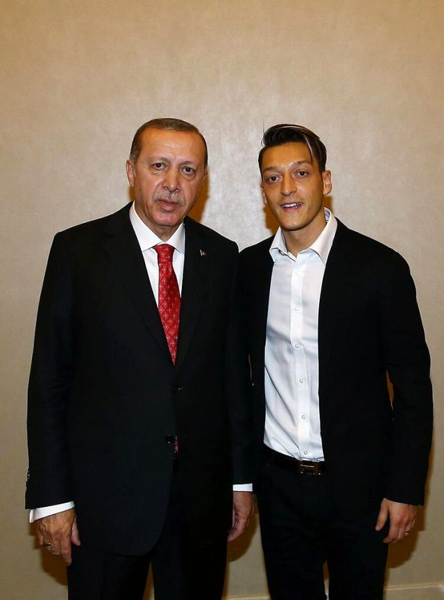 Recep Tayyip Erdoğan ile fotoğraf çektirdiği için Almanya'da eleştirilen Mesut: Türk köklerime saygısızlık ettiler