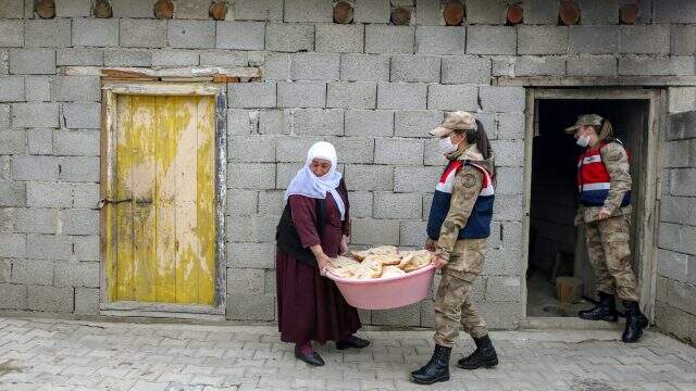 Kadın askerler hamur yoğurup tandırda ekmek pişirdi Kadın askerler hamur yoğurup tandırda ekmek pişirdi