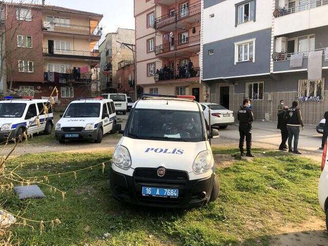 Yasağa uymayarak sokakta futbol oynayan 5 kişi, kendilerini uyaran polise sopalarla saldırdı Yasağa uymayarak sokakta futbol oynayan 5 kişi, kendilerini uyaran polise sopalarla saldırdı