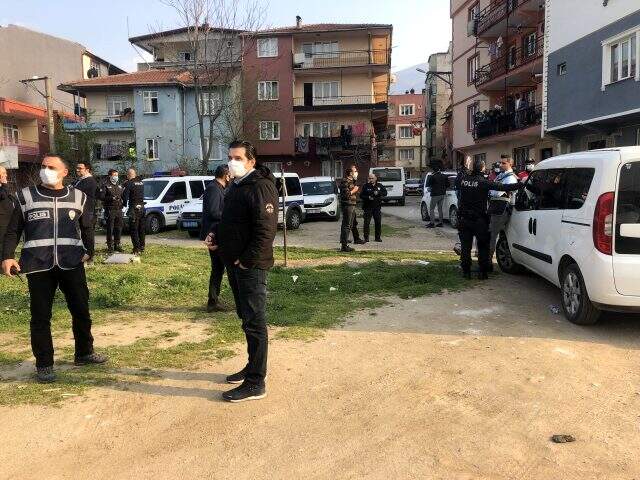 Yasağa uymayarak sokakta futbol oynayan 5 kişi, kendilerini uyaran polise sopalarla saldırdı Yasağa uymayarak sokakta futbol oynayan 5 kişi, kendilerini uyaran polise sopalarla saldırdı