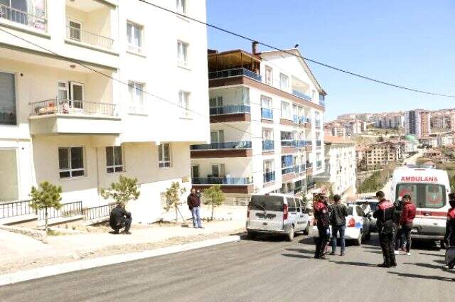 18 yaşındaki genç kız, eski sevgilisinin evini taşlayıp annesini bıçakladı 18 yaşındaki genç kız, eski sevgilisinin evini taşlayıp annesini bıçakladı