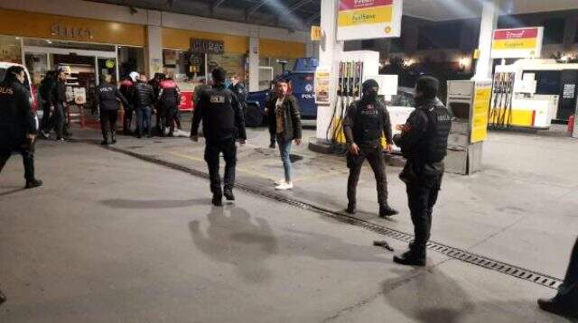 Beyoğlu'nda polise saldıran şüpheli hayatını kaybetti Beyoğlu'nda polise saldıran şüpheli hayatını kaybetti