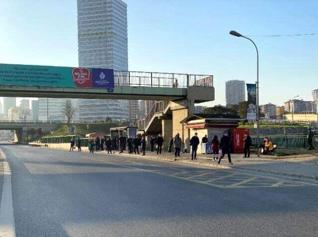 Sokağa çıkma yasağının ardından, muaf olanlar durakları doldurdu Sokağa çıkma yasağının ardından, muaf olanlar durakları doldurdu