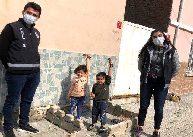 Sokakta oynarken polisleri görünce korkan çocuk, yaptığı eve böyle saklandı Sokakta oynarken polisleri görünce korkan çocuk, yaptığı eve böyle saklandı
