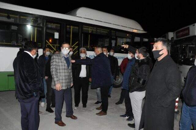 Halk otobüs şoförleri gönderilen 'mesaj' üzerine yol kapatıp eylem yaptı Halk otobüs şoförleri gönderilen 'mesaj' üzerine yol kapatıp eylem yaptı