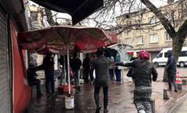 Sosyal mesafe kuralına uymadıkları için uyarılan gençler uyuşturucu satıcısı çıktı