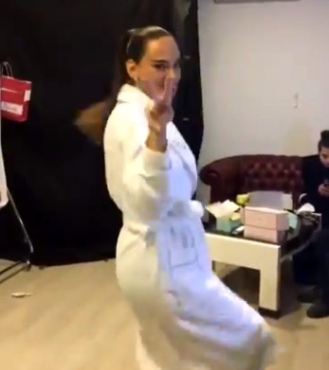 Seda Bakan, bornozla dans ettiği anları sosyal medyadan paylaştı