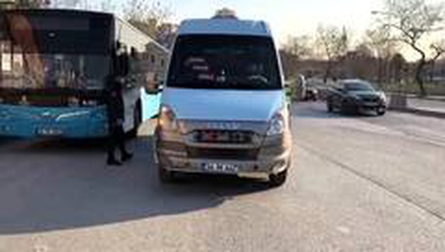 Yasağı delen minübüs şoförünü yolcu kurtarmaya çalıştı: Ceza kesmeyin, biz inelim
