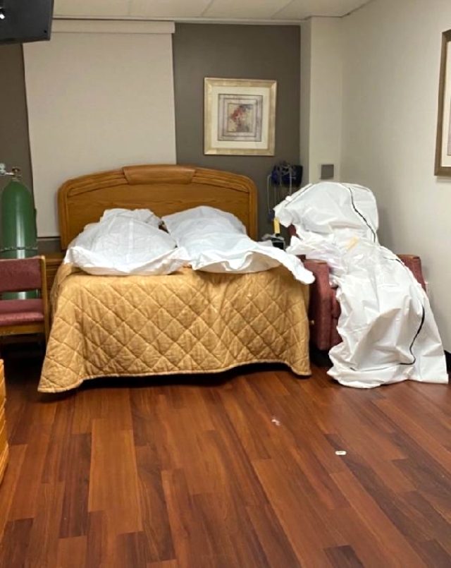 ABD'de morglarda yer kalmayınca cansız bedenler, hastane personellerinin odasına konuldu