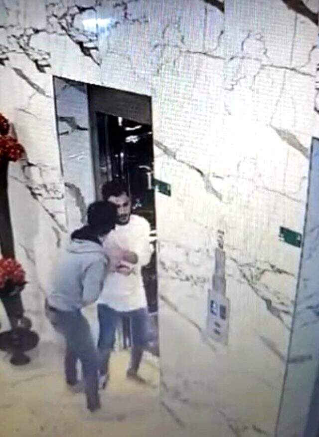 Arkadaşını öldüren zanlı, polisi görünce aynı bıçakla kendisini defalarca bıçaklayarak canına kıydı