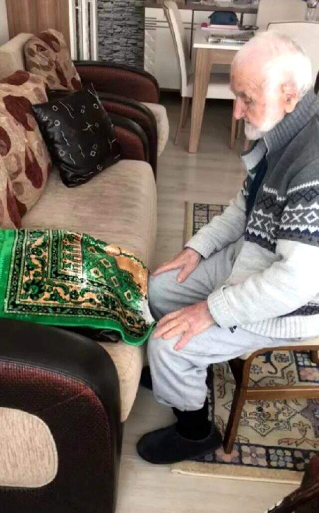 96 yaşında koronavirüsü yenen Kasım dedenin formülü: Doğal beslen, sigara içme, uykuna dikkat et 96 yaşında koronavirüsü yenen Kasım dedenin formülü: Doğal beslen, sigara içme, uykuna dikkat et