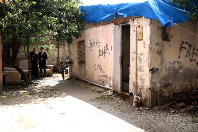 Adana'da babasına bakmaya çalışan 18 yaşındaki, Lütfiye yardım bekliyor Adana'da babasına bakmaya çalışan 18 yaşındaki, Lütfiye yardım bekliyor