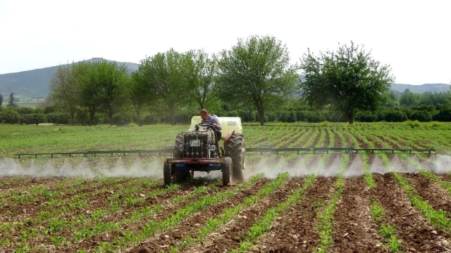 Türkiye koronavirüsle mücadele ederken çiftçiler üretime ara vermeden devam ediyor