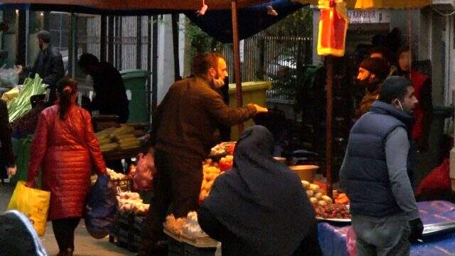 Bursa'daki semt pazarında sosyal mesafeye uyulmaması dikkat çekti