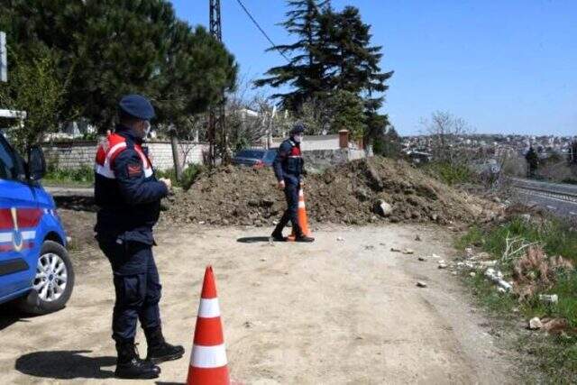 Jandarma ekipleri, Tekirdağ'dan İstanbul'a giden ara yolları toprak yığınlarıyla kapattı Jandarma ekipleri, Tekirdağ'dan İstanbul'a giden ara yolları toprak yığınlarıyla kapattı